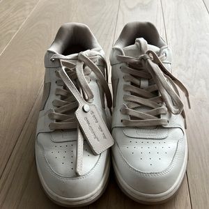 These classic “OOO” Out-Of-Office Off-White Shoes are amazing! 9/10 Condition